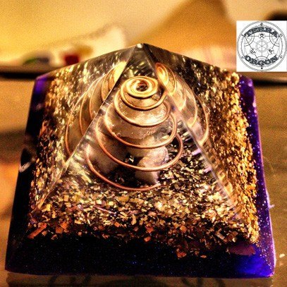 Piramide con espiral morada